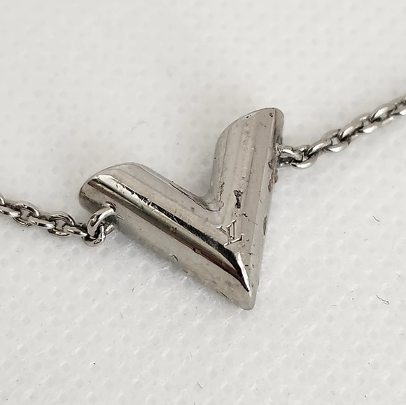 Louis Vuitton Essential V Supple Bracelet - Picture 3 of 10